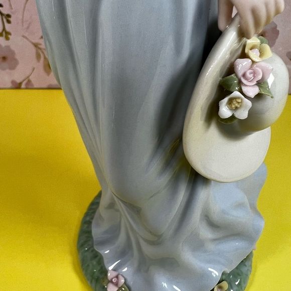 Avon Kathleen”A SPRING STROLL” Beauty Porcelain Figurine Moments & Memories 2002 - Picture 10 of 14